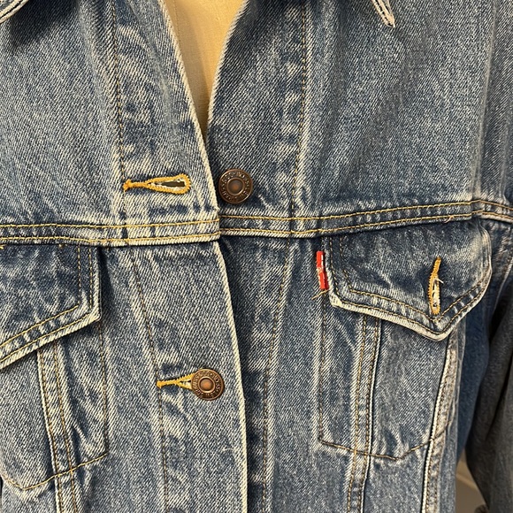 Levis X-long Trucker in Shorty denim jacket raw hem revolve - Picture 4 of 5